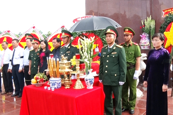 Các đồng chí thắp hương tưởng nhớ các anh hùng liệt sĩ tại nghĩa trang liệt sĩ huyện Trảng Bom
