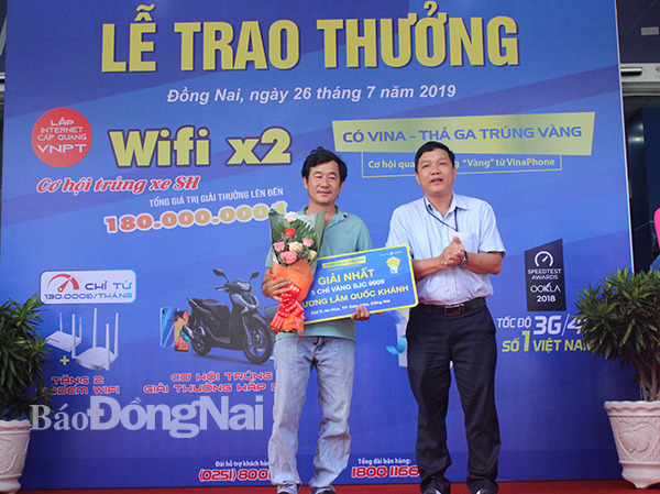 Ông Trương Lâm Quốc Khánh ở phường An Hòa (TP.Biên Hòa) đạt giải nhất chương trình hòa mạng Vinaphone