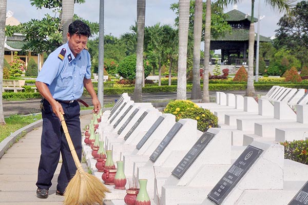 Cựu chiến binh Nguyễn Viết Luân vệ sinh Nghĩa trang liệt sĩ tỉnh chuẩn bị cho ngày 27-7