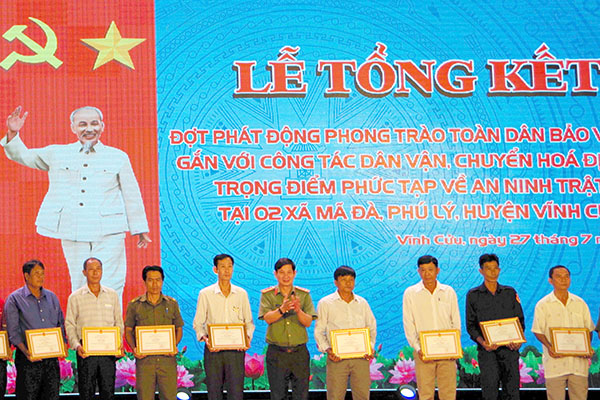 Đại tá Huỳnh Tiến Mạnh, Bí thư Đảng ủy, Giám đốc Công an tỉnh tặng giấy khen cho các tập thể, cá nhân có thành tích xuất sắc trong đợt dân vận tại huyện Vĩnh Cửu