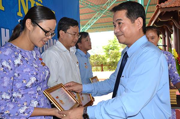 Trưởng ban Tuyên giáo Tỉnh ủy Thái Bảo và Phó trưởng ban Tuyên giáo Tỉnh ủy Phạm Tấn Linh trao Kỷ niệm chương “Vì sự nghiệp Tuyên giáo” cho các đại biểu.