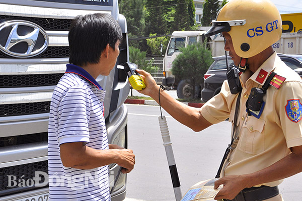 Cảnh sát giao thông kiểm tra nồng độ cồn đối với người điều khiển phương tiện trên quốc lộ 51 đoạn qua TP.Biên Hòa