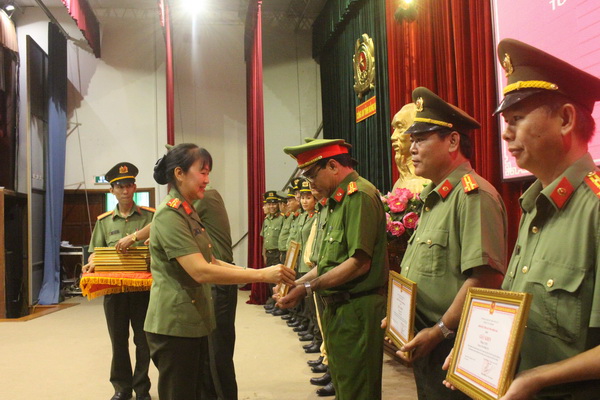 Đại tá Trần Thị Ngọc Thuận , phó giám đốc Công an tỉnh trao giấy khen cho các tập thể có thành tích xuất sắc trong thực hiện Chỉ thị 05/CT/TW