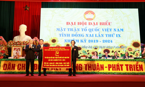 Ủy viên Trung ương Đảng, Bí thư Tỉnh ủy, Chủ tịch HĐND tỉnh Nguyễn Phú Cường (bìa trái) tặng bức trướng của Tỉnh ủy cho lãnh đạo Ủy ban MTTQ tỉnh.