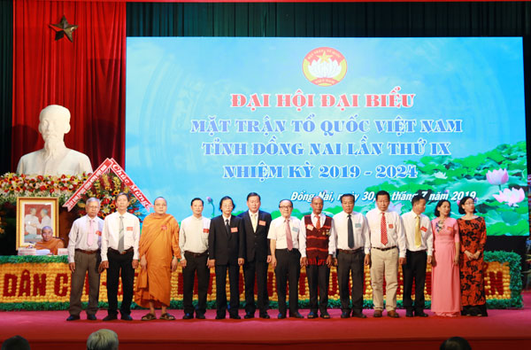 Đoàn đại biểu đi dự Đại hội đại biểu toàn quốc MTTQ Việt Nam khóa IX ra mắt tại đại hội.
