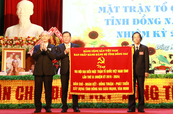 Ủy viên Trung ương Đảng, Bí thư Tỉnh ủy, Chủ tịch HĐND tỉnh Nguyễn Phú Cường (bìa trái) tặng bức trướng của Tỉnh ủy cho lãnh đạo Ủy ban MTTQ tỉnh.