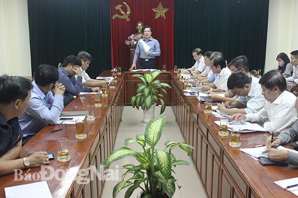 Ông Dương Minh Dũng, Giám đốc Sở Công thương, Phó ban thường trực Ban Chỉ đạo phát triển kinh tế tỉnh phát biểu chỉ đạo tại cuộc họp