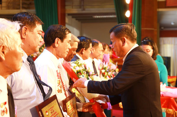 Đồng chí Đào Văn Phước tặng hoa cho các đại biểu không tham gia ủy viên Ủy ban MTTQ tỉnh khóa IX.