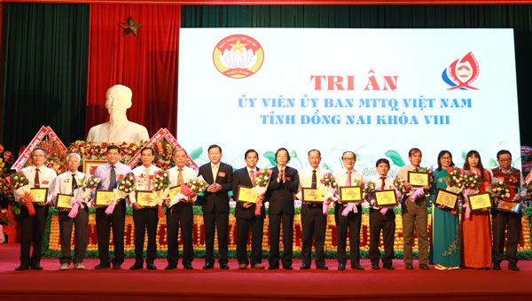 Tặng hoa và biểu trưng cho các đại biểu không tham gia ủy viên Ủy ban MTTQ tỉnh khóa IX.