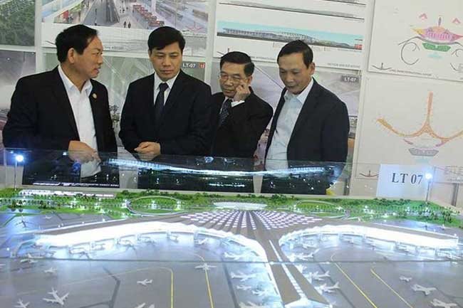 Experts look at the model of the Long Thanh International Airport project. ACV has been proposed as the investor for the big-ticket project - PHOTO: PLO
