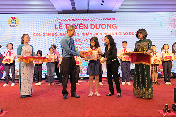 Đại diện Liên đoàn Lao động tỉnh và Hội Khuyến học tỉnh trao khen thưởng cho các em học sinh bậc tiểu học có thành tích 5 năm liền là học sinh giỏi