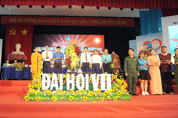 Thanh niên các dân tộc và tôn giáo tặng hoa chúc mừng đại hội