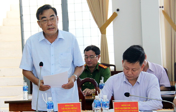 Chủ tịch UBND huyện Tân Phú Võ Tuấn Dũng trình bày một số kiến nghị của địa phương tại buổi làm việc.