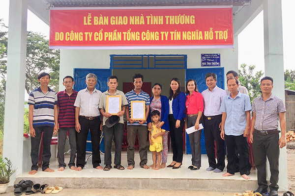 Nguyễn Văn Kính và gia đình anh Hồ Văn Tâm vui mừng được nhận nhà.