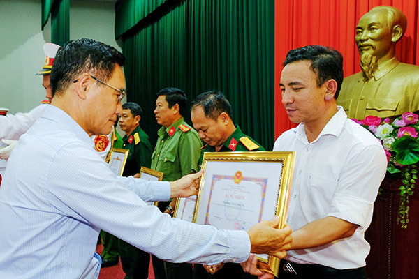 Ủy viên Ban thường vụ Tỉnh ủy, Phó Chủ tịch UBND tỉnh Trần Văn Vĩnh tặng bằng khen cho 30 tập thể có thành tích xuất sắc trong thực hiện diễn tập khu vực phòng thủ năm 2019.