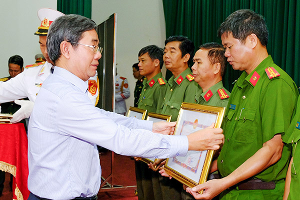 Phó Chủ tịch UBND tỉnh Nguyễn Quốc Hùng tặng bằng khen cho 48 cá nhân có thành tích xuất sắc trong thực hiện diễn tập khu vực phòng thủ năm 2019.