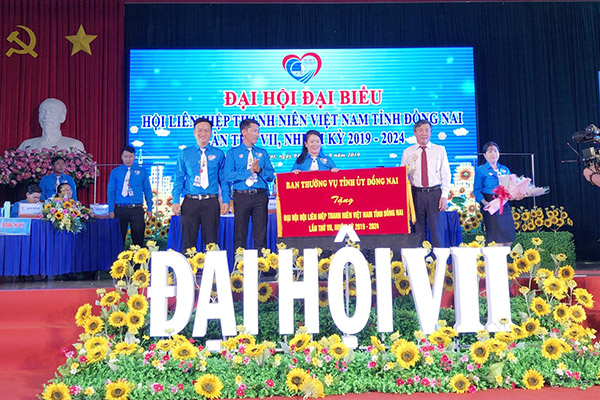 Đồng chí Hồ Thanh Sơn tặng bức trướng cho Đại hội Hội LHTN tỉnh khoá VII