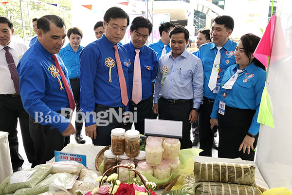 Anh Lê Quốc Phong tham quan triển lãm sản phẩm của Hội LHTN các huyện, TP.Biên Hoà và Long Khánh giới thiệu tại đại hội