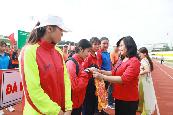 Phó chủ tịch UBND tỉnh Nguyễn Hòa Hiệp tặng cờ lưu niệm cho các đơn vị tham dự giải.