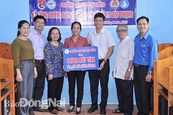Đại diện Trường đại học Lạc Hồng trao phòng máy vi tính cho Trường tiểu học Bàu Phụng (xã Phú Lý)