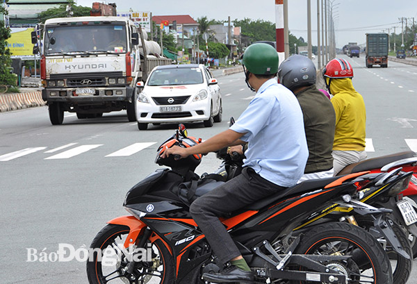 Trên quốc lộ 51B đoạn qua xã Long Đức (huyện Long Thành) người đi xe máy thường tập trung lại dàn hàng ngang chờ sang đường rất nguy hiểm