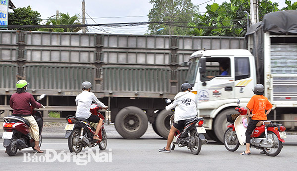 Một điểm sang đường trên quốc lộ 51B (đoạn qua thị trấn Long Thành, huyện Long Thành) người đi xe máy tràn ra đường giữa dòng xe lớn đông đúc
