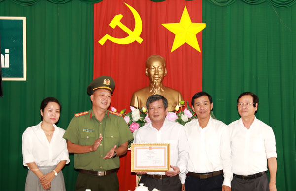 Thượng tá Hoàng Cao Thắng, Phó trưởng phòng An ninh chính trị nội bộ Công an tỉnh trao giấy khen cho Báo Đồng Nai