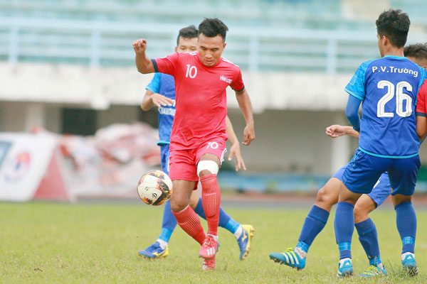 Vĩnh Long (áo đỏ) có trận hòa 2-2 với Bình Thuận. Ảnh: Dương Thu