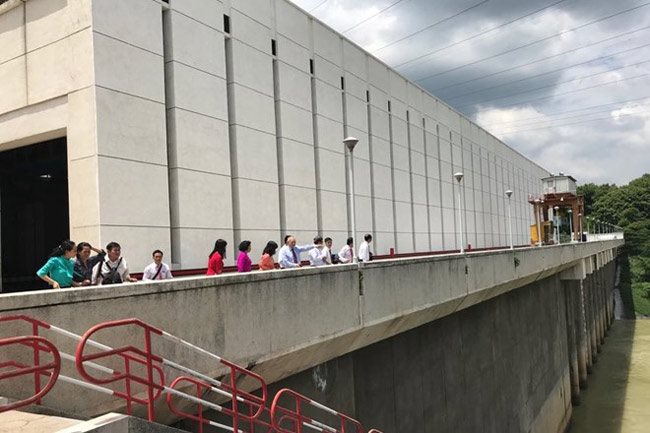 Visitors at the Tri An hydropower plant in Dong Nai Province. The plant will receive two extra generators to increase its capacity by 200 megawatts - PHOTO: VNA