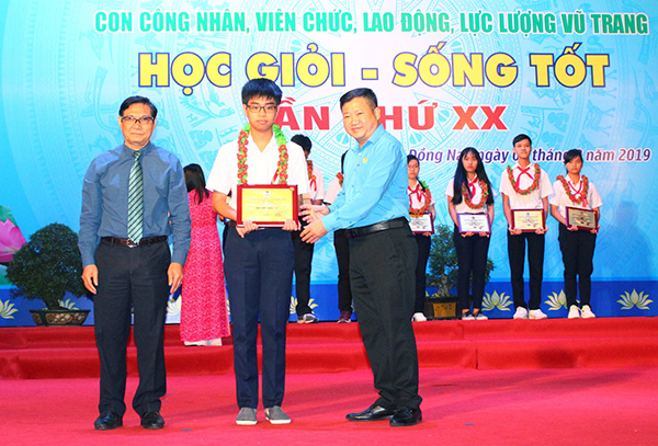 Phó chủ tịch HĐND tỉnh Nguyễn Sơn Hùng và Phó chủ tịch Liên đoàn Lao động tỉnh Tăng Quốc Lập khen thưởng các học sinh cấp THCS.