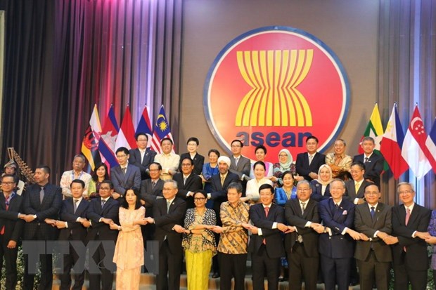 Phó Thủ tướng, Bộ trưởng Ngoại giao Phạm Bình Minh (hàng đầu, thứ năm từ phải qua) và các đại biểu chụp ảnh chung. (Ảnh: TTXVN phát)