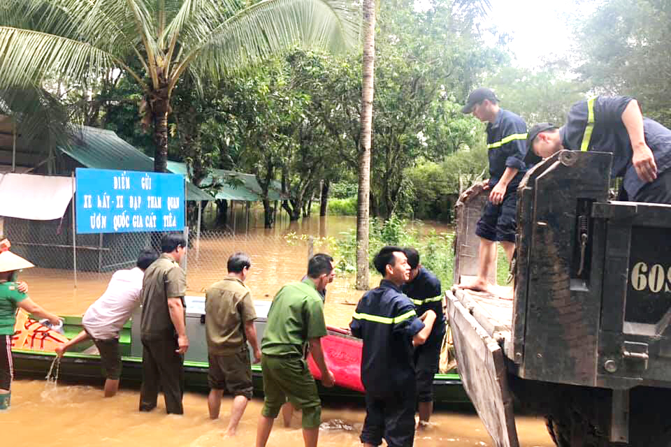 Lực lượng chức năng giúp người dân xã Nam Cát Tiên (huyện Tân Phú) di dời tài sản tránh lũ. Ảnh: T.TÂM