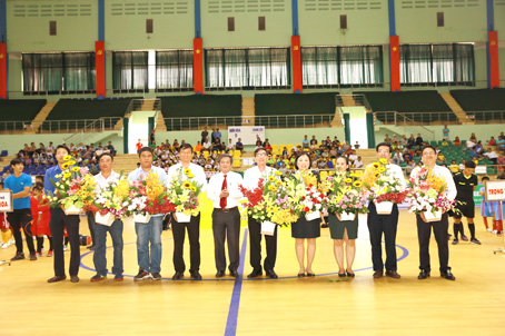 Tổng biên tập Báo Đồng Nai Nguyễn Tôn Hoàn tặng hoa tri ân các nhà tài trợ cho giải Giải bóng đá nhi đồng - Cúp Báo Đồng Nai lần 16-2018