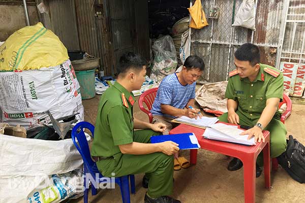 Cán bộ Công an huyện Thống Nhất tuyên truyền không sử dụng xe thô sơ chở hàng sắc nhọn, cồng kềnh cho chủ một cơ sở kinh doanh phế liệu tại xã Bàu Hàm 2