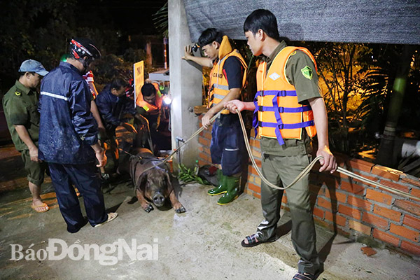 Lực lượng công an và bộ đội giúp dân tại xã Nam Cát Tiên (huyện Tân Phú) di dời tài sản trong đêm