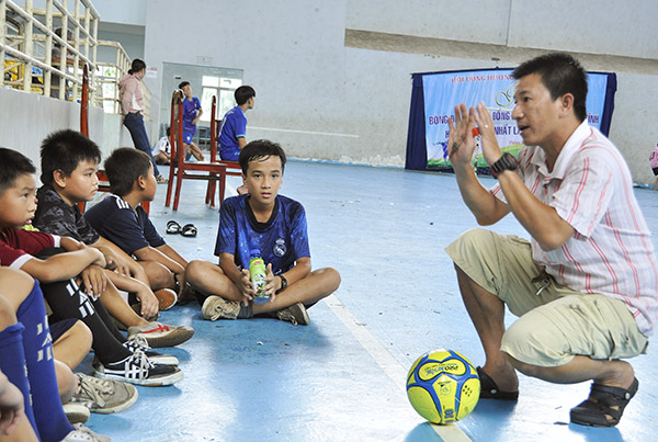 Trưởng đoàn bóng đá nhi đồng huyện Thống Nhất Nguyễn Cao Minh Duy trao đổi, hướng dẫn những kỹ năng đá bóng cho các cầu thủ nhi đồng của huyện trong quá trình tập luyện