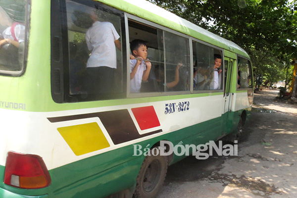 Xe buýt được tận dụng chở học sinh, các em ngồi trên xe mở cửa thò đầu, đưa chân tay ra ngoài khi đang lưu thông rất nguy hiểm.