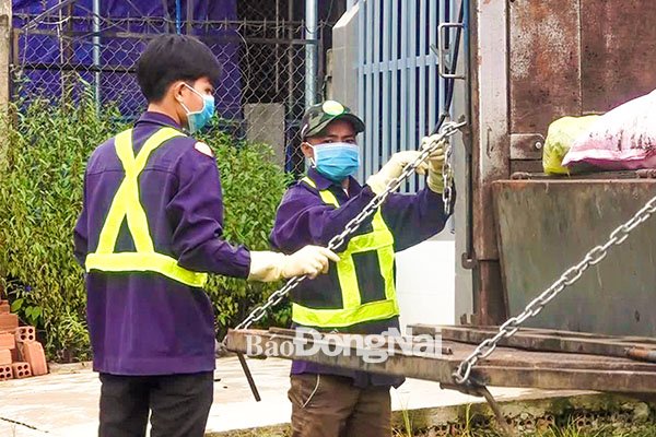 Các thành viên Tổ hợp tác thu gom rác của Đoàn xã Thanh Sơn (huyện Tân Phú)  kiểm tra xe, bàn nâng trước khi đi làm. Ảnh: M.THÀNH