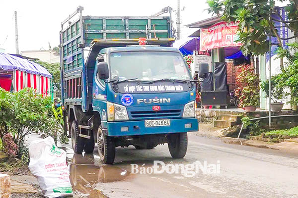 Xe của Tổ hợp tác thu gom của Đoàn xã Thanh Sơn (huyện Tân Phú) thu gom rác thải sinh hoạt của người dân 2 xã Thanh Sơn và Phú Lâm