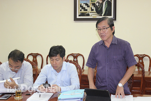 Phó trưởng ban Quản lý các khu công nghiệp tỉnh Mai Văn Nhơn nêu ý kiến tại cuộc họp