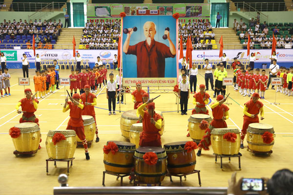 Màn trống hội của Đoàn lân sư rồng Tam Hòa Đường mở đầu cho chương trình lễ khai mạc