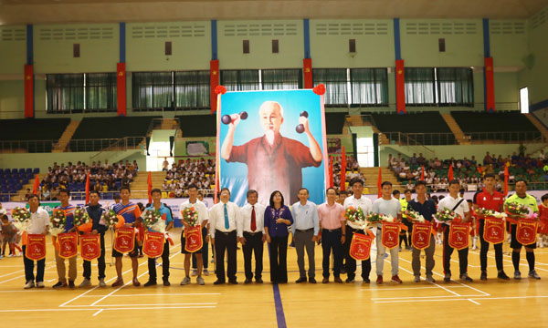 Lãnh đạo tỉnh, các đại biểu và ban tổ chức chụp hình lưu niệm với các đội bóng tham dự giải