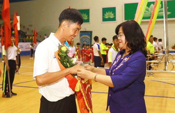 Phó chủ tịch UBND tỉnh Nguyễn Hòa Hiệp tặng cờ lưu niệm cho các đôi bóng tham dự