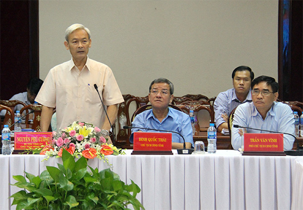 Bí thư Tỉnh ủy Nguyễn Phú Cường phát biểu chỉ đạo tại buổi làm việc. 
