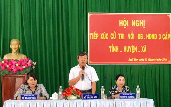 Phó bí thư thường trực Tỉnh ủy Hồ Thanh Sơn trả lời ý kiến của cử tri