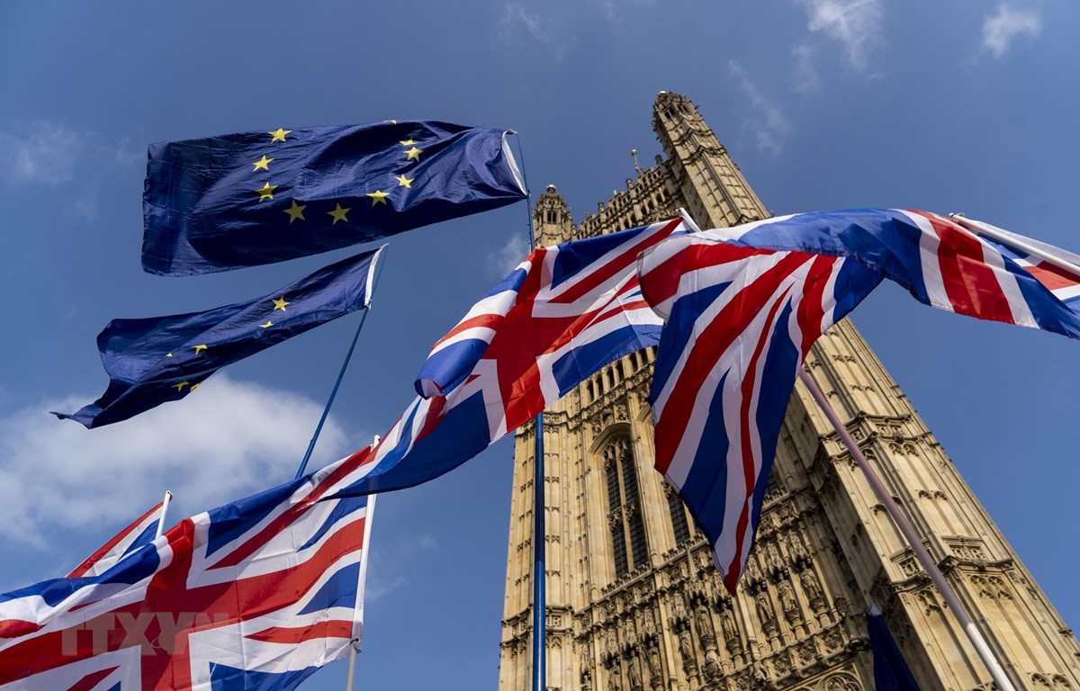 Cờ Anh (phía dưới) và cờ EU tại thủ đô London. (Ảnh: AFP/TTXVN)