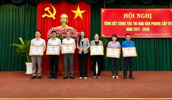 Đồng chí Nguyễn Thị Thu Vân, Chánh văn phòng Tỉnh uỷ trao giấy khen cho 6 đơn vị Văn phòng cấp ủy đạt danh hiệu xuất sắc tiêu biểu giai đoạn 2017-2018