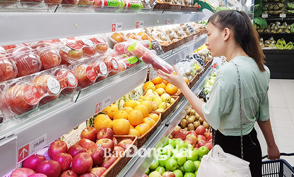 Người tiêu dùng chọn mua các sản phẩm trái cây ngoại nhập tại một siêu thị ở TP.Biên Hòa