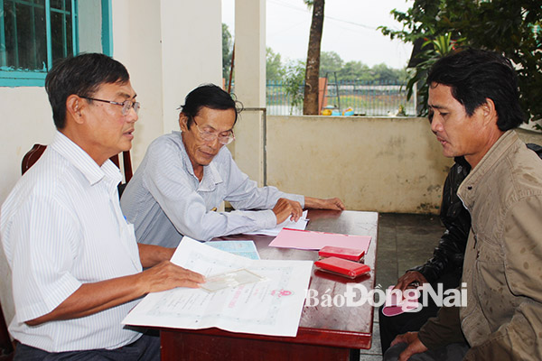 Luật sư Lưu Hồng Khanh (bìa trái) tư vấn pháp luật cho ông Liềng A Phúc (ngụ xã Xuân Hòa, huyện Xuân Lộc)