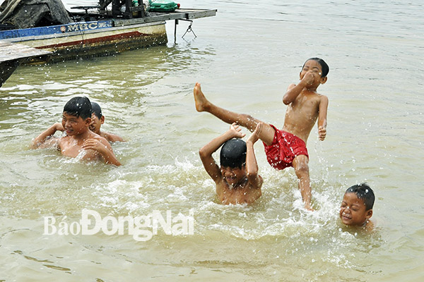 Trẻ em sinh sống trên làng bè thuộc ấp 1, xã Mã Đà (huyện Vĩnh Cửu) nhờ được dạy bơi nên đã bơi lội thành thạo trên khu vực lòng hồ Trị An